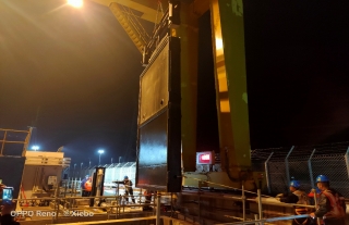 “万”千工程｜聚焦清静，，，，，集团公司福清303大修PX泵房水闸门吊装顺遂完成