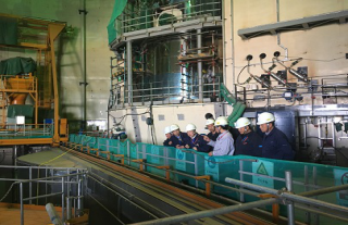 “万”千工程｜102大修完善收官，，，，，，起重堆芯吊装华美转身